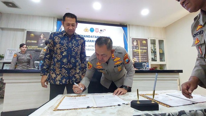 Direktur Resnarkoba Polda Jatim Kombes Robert Da Costa menandatangani kerja sama dengan BNNP Jatim.