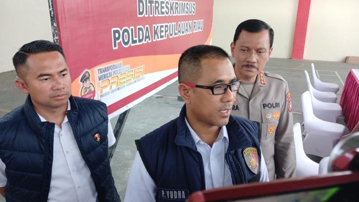 Dirreskrimsus Polda Kepri, Kombes Putu Yudha Prawira (tengah). (Istimewa)