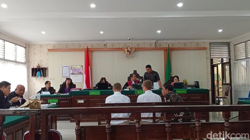 Duo kembar asal Ukraina, Ivan Volovod dan Mykyta Volovod saat siang di PN Denpasar, Kamis (28/11/2024). (Aryo Mahendro/detikBali).