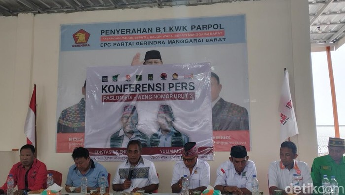 Edistasius Endi-Yulianus Weng (Edi-Weng) didampingi pimpinan partai pengusung deklarasi kemenangan Pilkada Manggarai Barat di Labuan Bajo, Kamis (28/11/2024). (Ambrosius Ardin/detikBali)