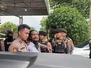 Riuh Teriakan Warga Saat Eks Kades Miliarder Ditangkap Polisi
