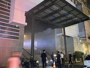 Pengunjung-Terapis Berhamburan Selamatkan Diri saat Emperor Spa Terbakar