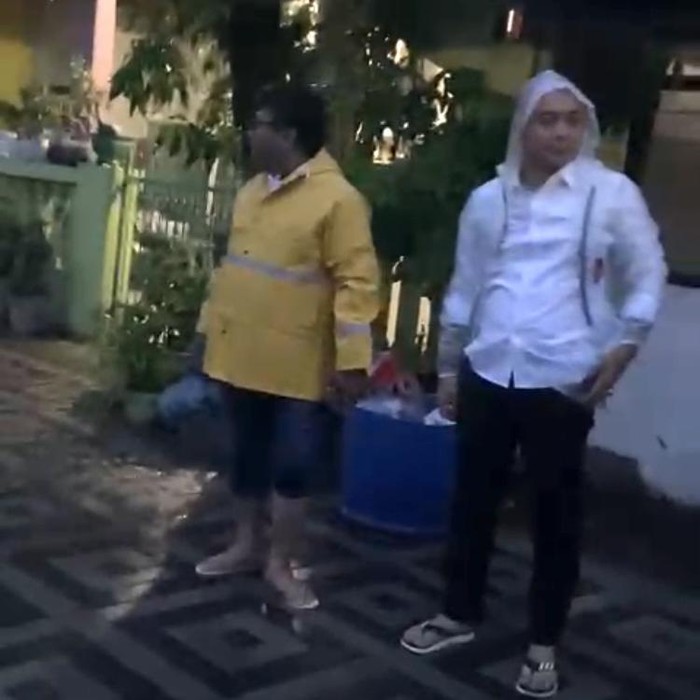 eri cahyadi saat tinjau banjir di surabaya