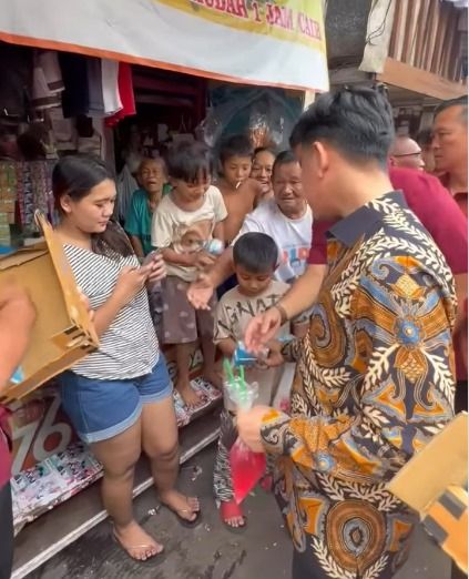 Gibran saat barter 'es cekek' dengan susu (dok. Instagram Gibran)