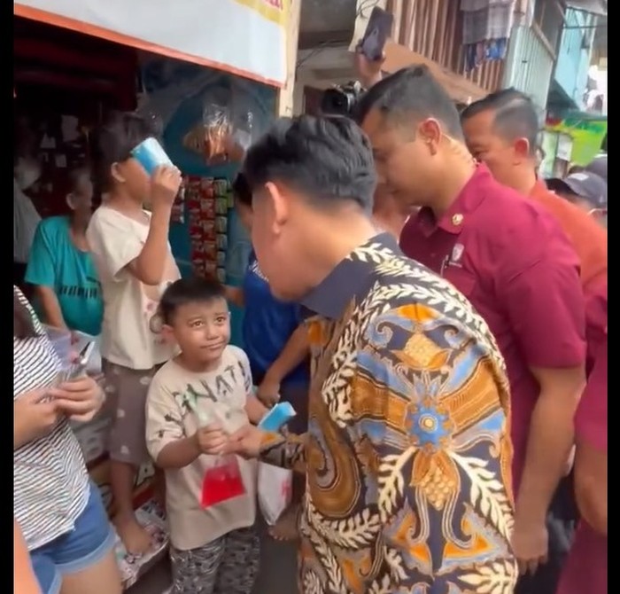 Gibran saat barter es cekek dengan susu (dok. Instagram Gibran)