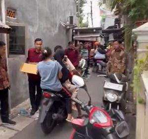 Gibran saat barter 'es cekek' dengan susu (dok. Instagram Gibran)