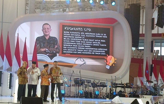 Guru Kuswanto menerima Anugerah Guru Hebat Indonesia 2024.