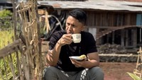 Begini salah satu potret ketika calon Bupati Bandung Barat itu berada di Gununghalu. Berjemur di pagi hari sambil menikmati secangkir kopi hangat dan bala-bala. Foto: Instagram @hengkykurniawan
