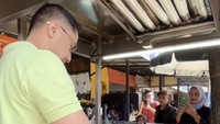 Momen lain terlihat ketika saingan Jeje Govinda ini memberikan bantuan paket usaha untuk anak muda Bandung Barat. Salah satu usaha yang ia tunjukkan yaitu jualan steak dan ayam goreng. Foto: Instagram @hengkykurniawan