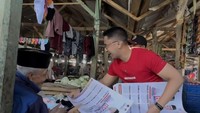 Menjelang pemilihan Gubernur dan Walikota kemarin, Hengki dan pasangannya Ade mendatangi beberapa titik, termasuk ke salah satu pasar. Ia juga membagikan spanduknya kepada penjual sayuran. Foto: Instagram @hengkykurniawan