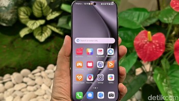Huawei Pura 70 Ultra membawa layar OLED LTPO 6,8 inch terlindungi kaca Kunlun. Foto: Adi Fida Rahman/detikINET
