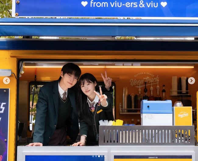 Hwang In Yeop yang langganan jadi sad boy di drakor pun akhirnya berakhir bahagia bersama pasangannya di Family By Choice. Foto: dok. Instagram @j_chaeyeoni, dok. Instagram @hi_high_hiy