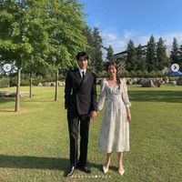 Dengan jumlah 16 episode, drama komedi romantis yang dibintangi Hwang In Yeop dan Jung Chaeyeon itu dapat ditonton dengan subtitle Bahasa Indonesia di Netflix. Foto: dok. Instagram @j_chaeyeoni, dok. Instagram @hi_high_hiy