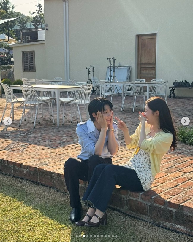 Setelah saling memendam perasaan karakter keduanya, Kim San Ha dan Yoon Jo Won diperlihatkan berciuman untuk pertama kalinya di Family By Choice episode 12. Foto: dok. Instagram @j_chaeyeoni, dok. Instagram @hi_high_hiy