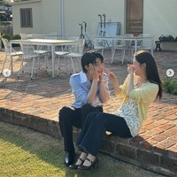 Setelah saling memendam perasaan karakter keduanya, Kim San Ha dan Yoon Jo Won diperlihatkan berciuman untuk pertama kalinya di Family By Choice episode 12. Foto: dok. Instagram @j_chaeyeoni, dok. Instagram @hi_high_hiy