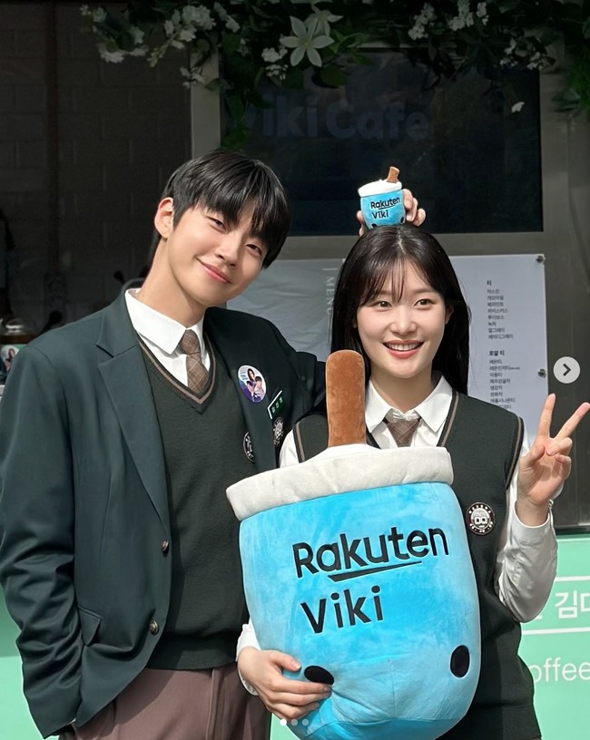 Tak sedikit penonton drama Korea Family By Choice yang berharap Hwang In Yeop dan Jung Chaeyeon terlibat cinta lokasi. Foto: dok. Instagram @j_chaeyeoni, dok. Instagram @hi_high_hiy