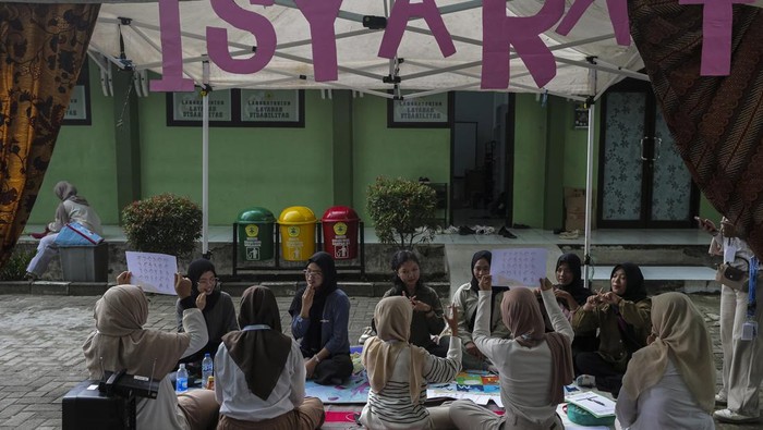 Sejumlah peserta mengikuti kelas bahasa isyarat di kampus FKIP Universitas Sultan Ageng Tirtayasa, Kota Serang, Banten, Kamis (28/11/2024). Kegiatan yang diinisiasi mahasiswa tersebut untuk menjunjung kesetaraan dan mendukung hak penyandang disabilitas sekaligus rangkaian Hari Disabilitas Internasional. ANTARA FOTO/Angga Budhiyanto