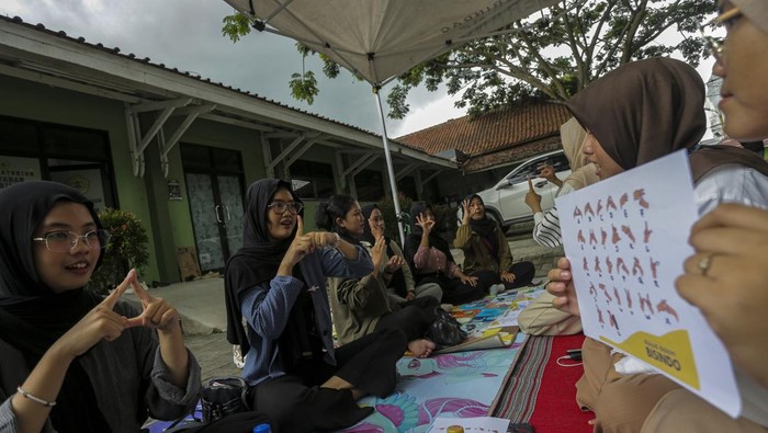 Sejumlah peserta mengikuti kelas bahasa isyarat di kampus FKIP Universitas Sultan Ageng Tirtayasa, Kota Serang, Banten, Kamis (28/11/2024). Kegiatan yang diinisiasi mahasiswa tersebut untuk menjunjung kesetaraan dan mendukung hak penyandang disabilitas sekaligus rangkaian Hari Disabilitas Internasional. ANTARA FOTO/Angga Budhiyanto