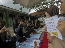 Intip Belajar Bahasa Isyarat dan Braille di Serang