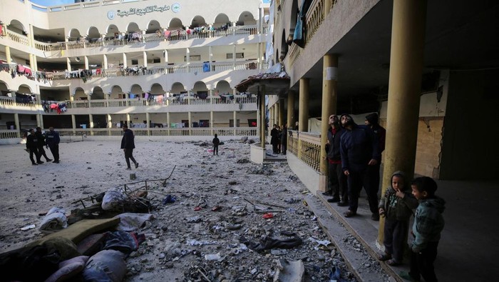 Israel Kembali Serang Sekolah di Kota Gaza Palestinians search for casualties trapped under the rubble of a school sheltering displaced people, following an Israeli strike, amid the Israel-Hamas conflict, in Gaza City November 27, 2024. REUTERS/Dawoud Abu Alkas