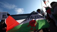 Mereka juga menyuarakan kemerdekaan Palestina. 