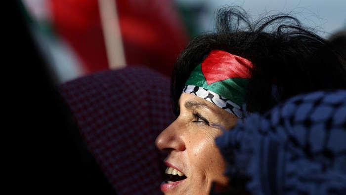 ISRAEL-PALESTINIANS/FRANCE-PROTEST A flag is flown during a protest in support of Palestinians in Gaza, amid the ongoing conflict between Israel and Hamas, outside the European Parliament, in Strasbourg, France November 27, 2024. REUTERS/Yves Herman