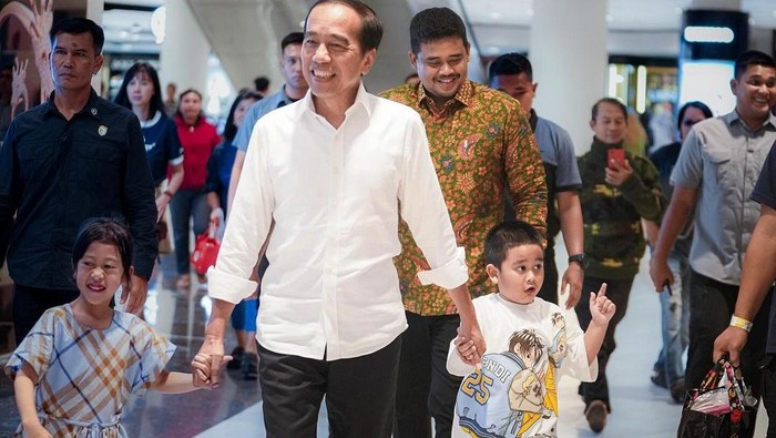 Jokowi jalan-jalan di mal Medan bersama Sedah dan Nahyan