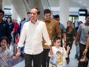 Berkunjung ke Medan, Jokowi Ajak Sedah dan Nahyan Jalan-jalan di Mal