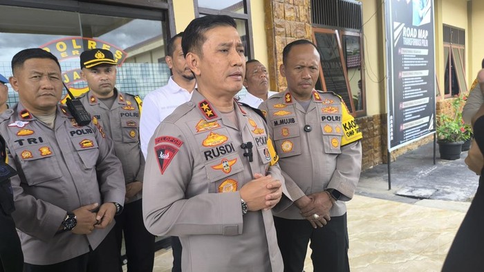Selain ada insiden kotak suara terbakar, ada 5 tempat pemungutan suara (TPS) yang mengalami perusakan di Kota Sungai Penuh, Jambi. Polisi masih menyelidiki kasus tersebut.