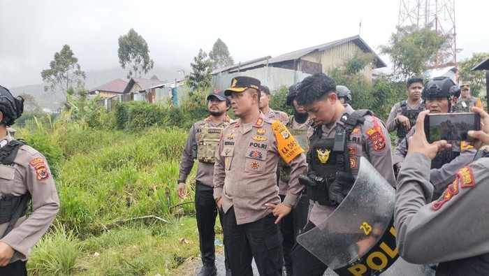 Kapolres Puncak Jaya AKBP Kuswara bersama personelnya saat menangani kericuhan Pilkada. Dokumen Istimewa