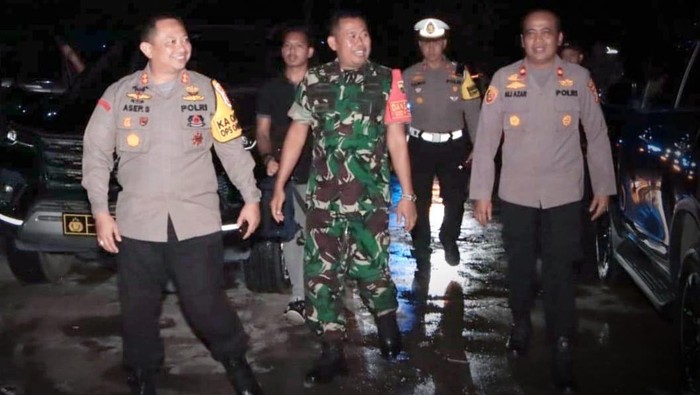 Kapolres Siak AKBP Asep Sujarwadi bersama Dandim 0322/Siak Letkol Arh Ryanto Budi Nugroho saat kunjungan (Dok Humas Polres Siak)