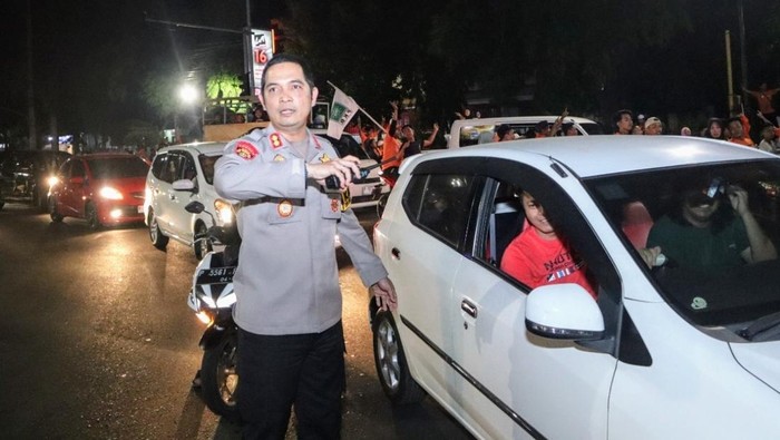 Kapolres Situbondo memimpin langsung penyekatan mengantisipasi euforia pendukung paslon