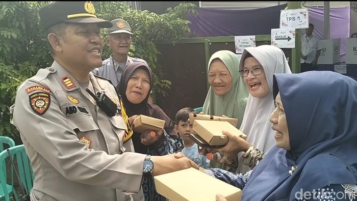 Kapolresta Sidoarjo bagikan makan siang ke warga yang nyoblos. Kapolresta Sidoarjo bagikan makan siang ke warga yang nyoblos.
