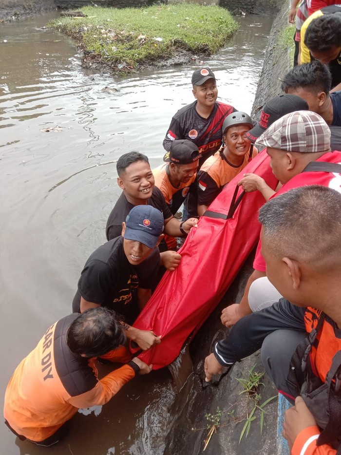 Petugas saat mengevakuasi korban tewas kedua kecelakaan tunggal di dam Cangkring, Jalan Samas, Mulyodadi, Bambanglipuro, Bantul, Kamis (28/11/2024).