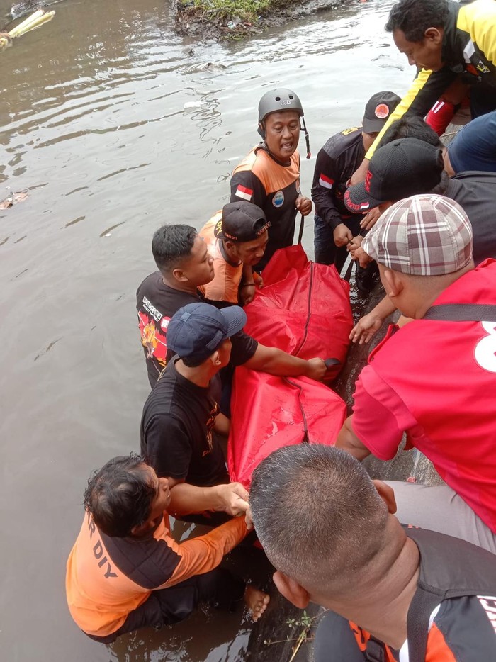 Petugas saat mengevakuasi korban tewas kedua kecelakaan tunggal di dam Cangkring, Jalan Samas, Mulyodadi, Bambanglipuro, Bantul, Kamis (28/11/2024).