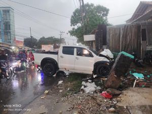 10 Kendaraan Jadi Korban Tabrakan Toyota Hilux, Ini Pelajaran Pentingnya