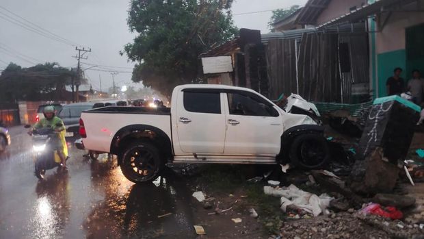 Kecelakaan melibatkan mobil Hilux dengan 10 kendaraan lain di Jalan KH Hasyim Ashari, Cipondoh, Kota Tangerang, pada Rabu (27/11/2024) sore.