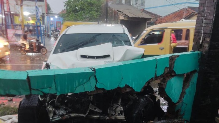 Kecelakaan melibatkan mobil Hilux dengan 10 kendaraan lain di Jalan KH Hasyim Ashari, Cipondoh, Kota Tangerang, pada Rabu (27/11/2024) sore.