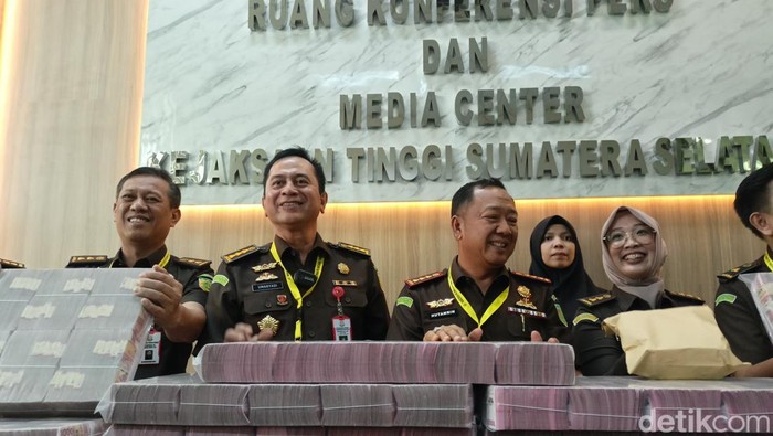 Kejati Palembang serahkan barang bukti uang tunai sebanyak Rp 22.591.320.000 ke Kejari Palembang.