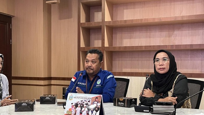 Kepala BMKG Wilayah I Medan Hendro Nugroho (kiri) saat konferensi pers di Medan (Kartika Sari/detikSumut)