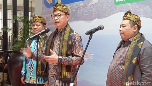 Kepala BPOM Taruna Ikrar (tengah) saat diwawancarai di Mataram, NTB, Kamis (28/11/2024). (Foto: Nathea Citra/detikBali)