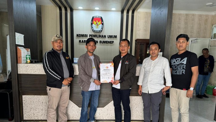 Ketua Bawaslu menyerahkan rekomendasi PSU di salah satu TPS ke KPU