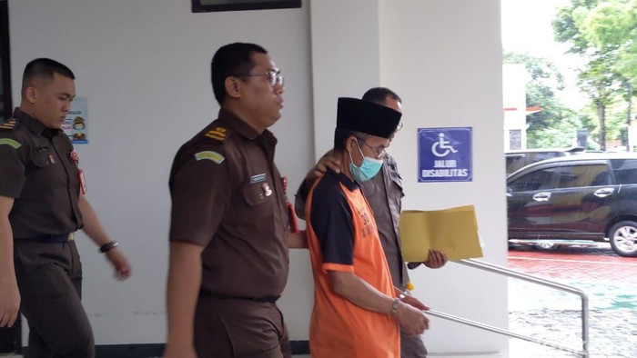 Kiai S di Trenggalek saat dilimpahkan ke Kejari