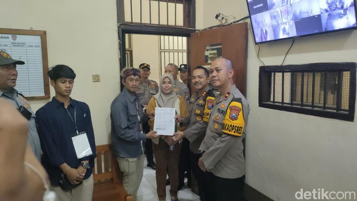 Kolaborasi Polres Kota Batu dengan KPU memfasilitasi TPS bagi para tahanan pemilik hak suara.