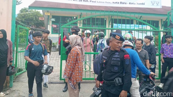 Kondisi pasca tawuran pelajar di depan SMA 6 Jambi
