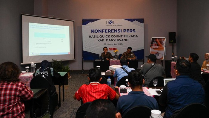 Konferensi pers hasil survei LSI Denny JA di Banyuwangi