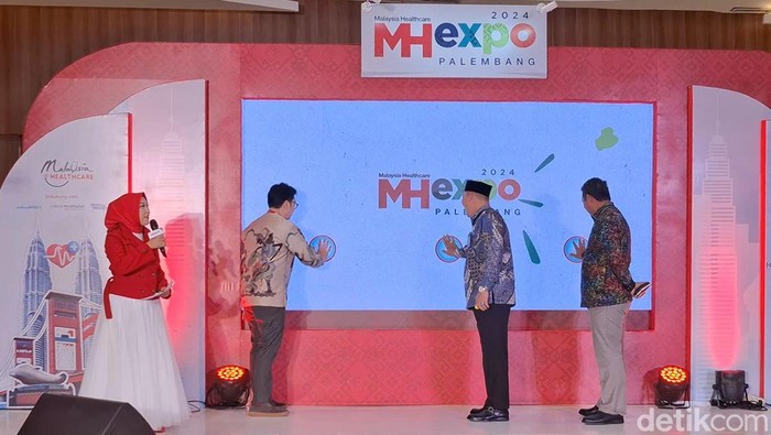 Konsul General Malaysia di Medan Tuan Shahril Nizam Abdul Malek membuka Malaysia Healtcare Expo