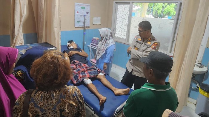 Korban mendapat perawatan usai diterkam harimau. (Dok Polres Siak)