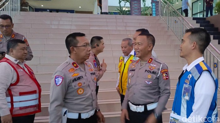 Kakorlantas Polri, Irjen Pol Aan Suhanan berkoordinasi persiapan libur Nataru di GT Kalikangkung Semarang, Kamis (28/11/2024).