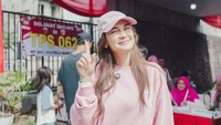 Luna Maya menunjukkan jarinya usai melakukan pencoblosan di TPS dekat rumahnya. Foto: instagram Luna Maya